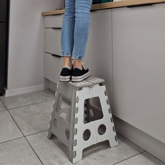 Skladacia stolička s protišmykovým povrchom 39 cm - svetlosivá