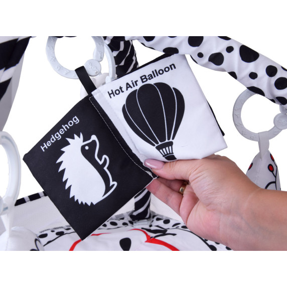 Kontrasztos oktató játszószőnyeg kerítéssel és labdákkal BABY PLAY GYM