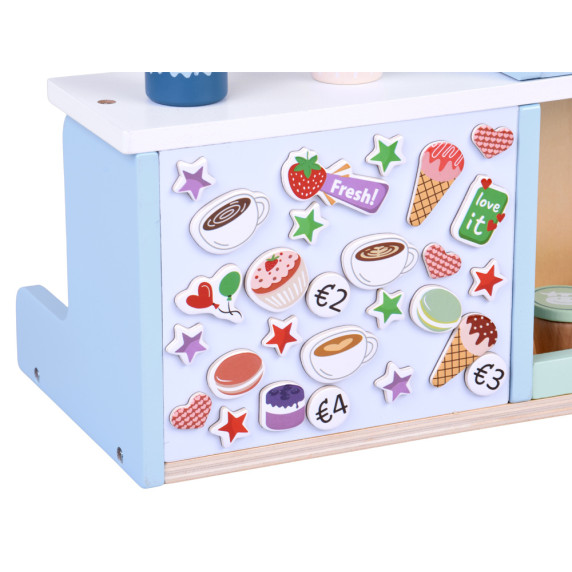 Drevená kaviareň a zmrzlináreň s doplnkami