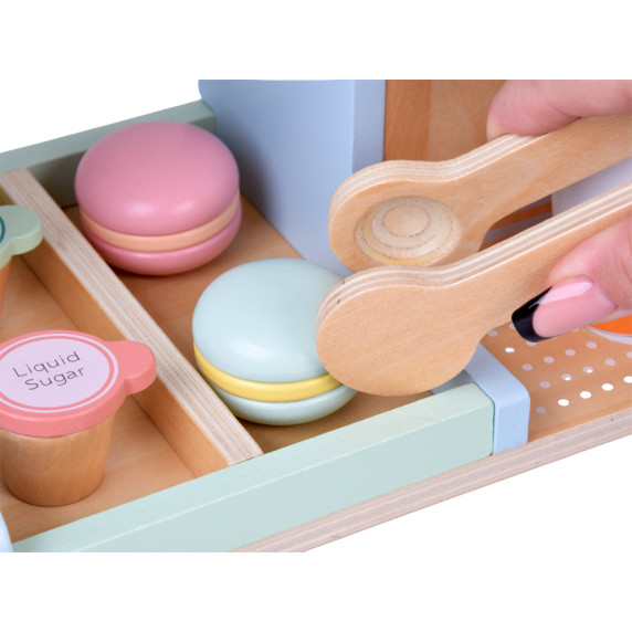 Drevená kaviareň a zmrzlináreň s doplnkami