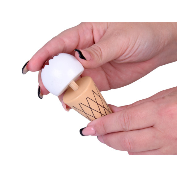 Drevená kaviareň a zmrzlináreň s doplnkami