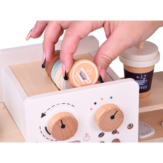 Drevená kaviareň a cukráreň s doplnkami